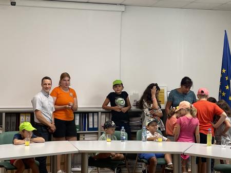 Otroci iz počitniškega varstva na obisku na Občini Divača